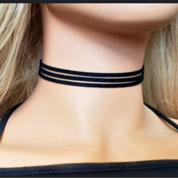 Black Triple Lace Velvet Choker Necklace NWT Gothic Minimalist - Picture 2 of 3